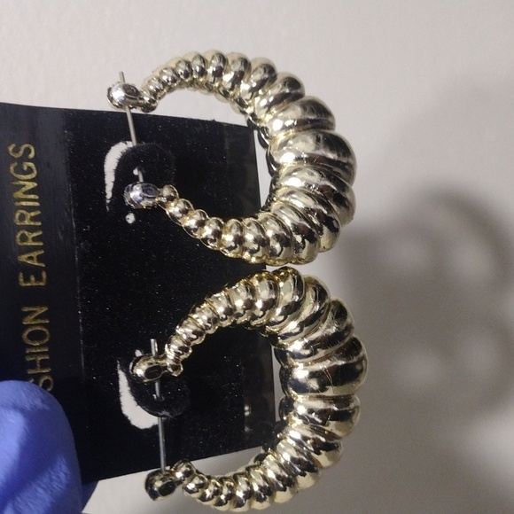 Women's Stunning Gold tone Hoop Design Drop Light Earrings,  1.5-inch drop - Picture 4 of 5